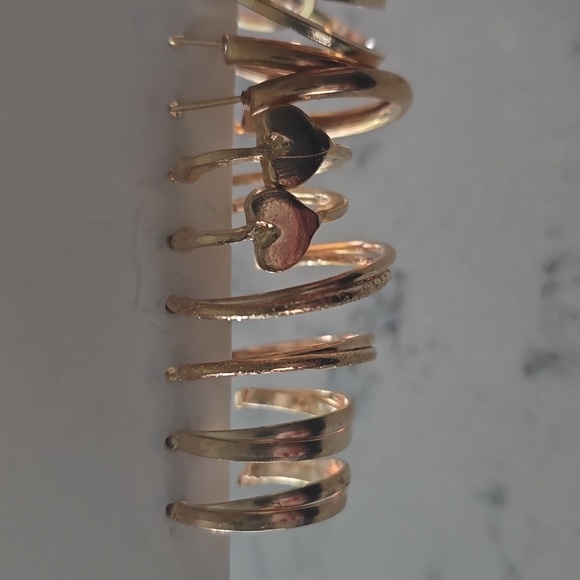 5 pair of fashion earrings. - Picture 2 of 4